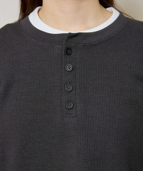PUBLUX(パブリュクス)の「PUBLUX/パブリュクス ミニ ワッフル ヘンリーネック クロップド ロンT 限定展開(Tシャツ/カットソー・レディース・オフホワイト/グレー/ブラウン/チャコールグレー・フリ-)」の12枚目の写真