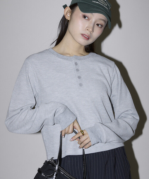 PUBLUX(パブリュクス)の「PUBLUX/パブリュクス ミニ ワッフル ヘンリーネック クロップド ロンT 限定展開(Tシャツ/カットソー・レディース・オフホワイト/グレー/ブラウン/チャコールグレー・フリ-)」の13枚目の写真