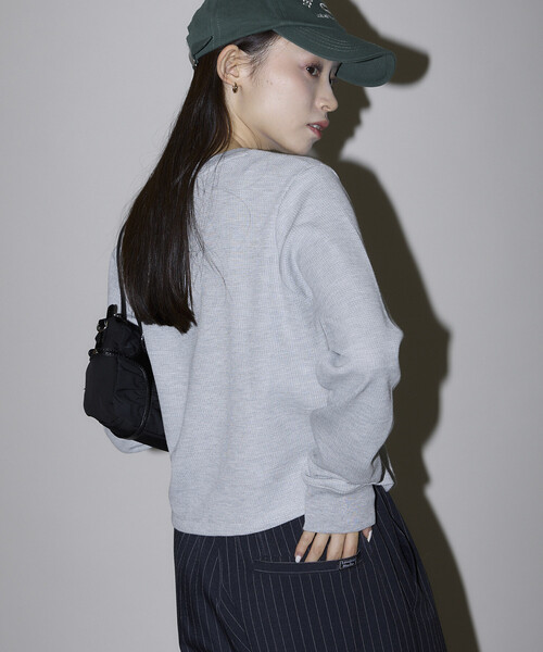 PUBLUX(パブリュクス)の「PUBLUX/パブリュクス ミニ ワッフル ヘンリーネック クロップド ロンT 限定展開(Tシャツ/カットソー・レディース・オフホワイト/グレー/ブラウン/チャコールグレー・フリ-)」の14枚目の写真