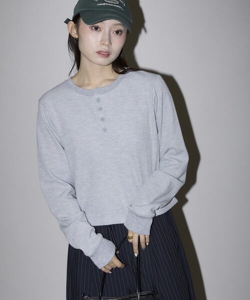 PUBLUX(パブリュクス)の「PUBLUX/パブリュクス ミニ ワッフル ヘンリーネック クロップド ロンT 限定展開(Tシャツ/カットソー・レディース・オフホワイト/グレー/ブラウン/チャコールグレー・フリ-)」の15枚目の写真