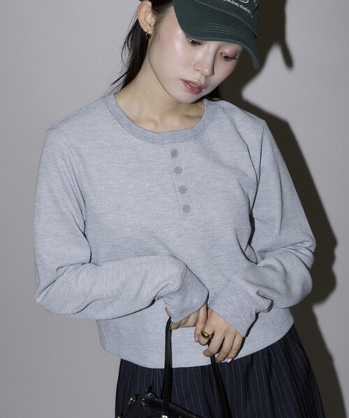 PUBLUX(パブリュクス)の「PUBLUX/パブリュクス ミニ ワッフル ヘンリーネック クロップド ロンT 限定展開(Tシャツ/カットソー・レディース・オフホワイト/グレー/ブラウン/チャコールグレー・フリ-)」の19枚目の写真