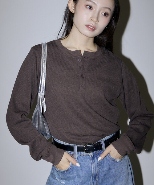 PUBLUX(パブリュクス)の「PUBLUX/パブリュクス ミニ ワッフル ヘンリーネック クロップド ロンT 限定展開(Tシャツ/カットソー・レディース・オフホワイト/グレー/ブラウン/チャコールグレー・フリ-)」の21枚目の写真