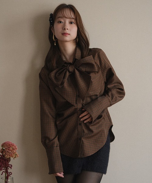 mideal(マイディール)の「tuck design bow tie shirt / タックデザインボウタイシャツ(シャツ/ブラウス・レディース・ベージュ/ブラウン/グレー・FREE)」の4枚目の写真