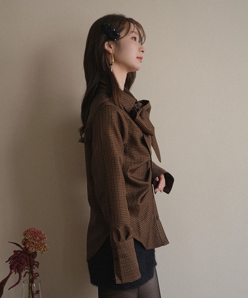 mideal(マイディール)の「tuck design bow tie shirt / タックデザインボウタイシャツ(シャツ/ブラウス・レディース・ベージュ/ブラウン/グレー・FREE)」の5枚目の写真