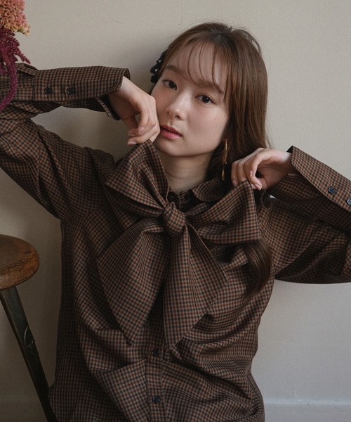 mideal(マイディール)の「tuck design bow tie shirt / タックデザインボウタイシャツ(シャツ/ブラウス・レディース・ベージュ/ブラウン/グレー・FREE)」の7枚目の写真