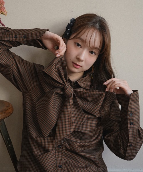 mideal(マイディール)の「tuck design bow tie shirt / タックデザインボウタイシャツ(シャツ/ブラウス・レディース・ベージュ/ブラウン/グレー・FREE)」の8枚目の写真