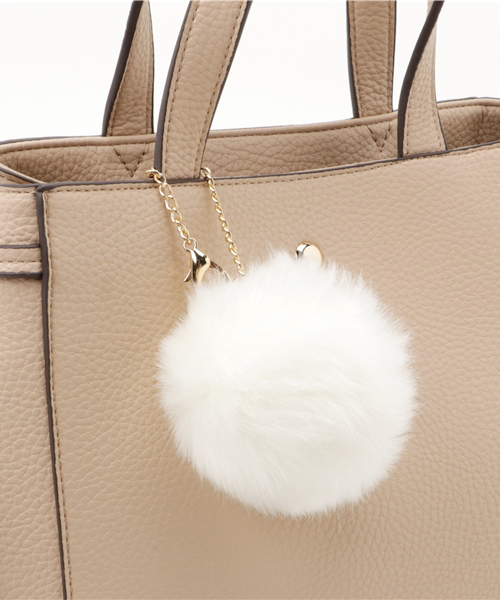 archives(アルシーヴ)の「フェイクファーチャーム付き 合皮バッグ(ハンドバッグ・レディース・ベージュ/ブラック/ブラウン系その他・MEDIUM)」の5枚目の写真