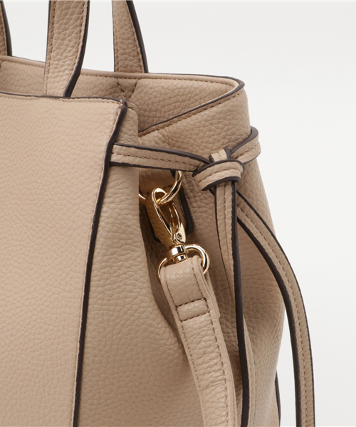 archives(アルシーヴ)の「フェイクファーチャーム付き 合皮バッグ(ハンドバッグ・レディース・ベージュ/ブラック/ブラウン系その他・MEDIUM)」の6枚目の写真