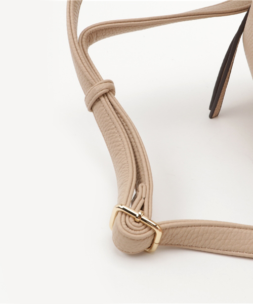 archives(アルシーヴ)の「フェイクファーチャーム付き 合皮バッグ(ハンドバッグ・レディース・ベージュ/ブラック/ブラウン系その他・MEDIUM)」の7枚目の写真