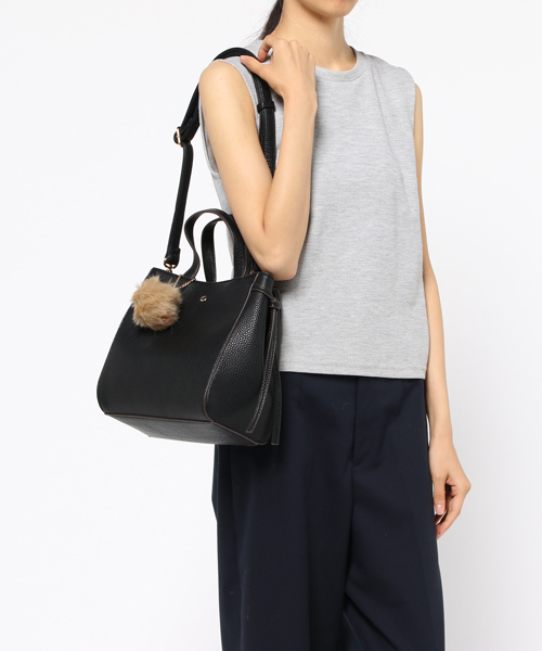 archives(アルシーヴ)の「フェイクファーチャーム付き 合皮バッグ(ハンドバッグ・レディース・ベージュ/ブラック/ブラウン系その他・MEDIUM)」の10枚目の写真