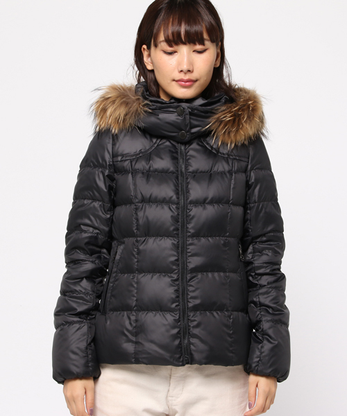 BLUE LABEL CRESTBRIDGE（ブルーレーベルクレストブリッジ）の「ダウンジャケット（その他アウター・レディース・ネイビー/ブラック/ベージュ・36/38/40/42）」の4枚目の写真