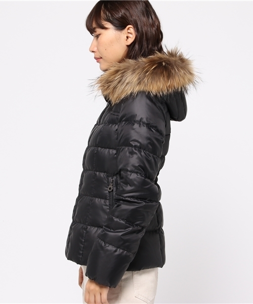 BLUE LABEL CRESTBRIDGE（ブルーレーベルクレストブリッジ）の「ダウンジャケット（その他アウター・レディース・ネイビー/ブラック/ベージュ・36/38/40/42）」の5枚目の写真