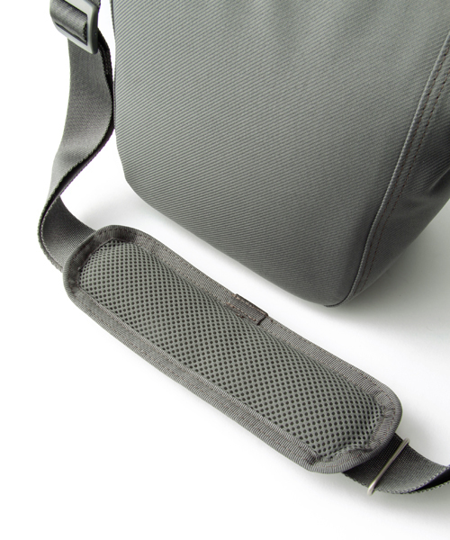 PORTER（ポーター）の「PORTER PROTECT SHOULDER BAG SMALL <B印 YOSHIDA SELECT>（ショルダーバッグ・メンズ・グレー/ブラック/ベージュ/ブラウン/オリーブ/ブルー・ONE SIZE）」の15枚目の写真