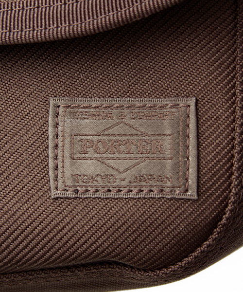 PORTER（ポーター）の「PORTER PROTECT SHOULDER BAG SMALL <B印 YOSHIDA SELECT>（ショルダーバッグ・メンズ・グレー/ブラック/ベージュ/ブラウン/オリーブ/ブルー・ONE SIZE）」の20枚目の写真