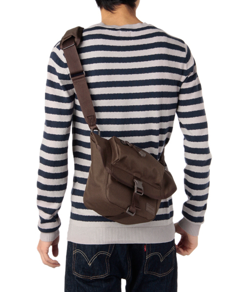 PORTER（ポーター）の「PORTER PROTECT SHOULDER BAG SMALL <B印 YOSHIDA SELECT>（ショルダーバッグ・メンズ・グレー/ブラック/ベージュ/ブラウン/オリーブ/ブルー・ONE SIZE）」の11枚目の写真