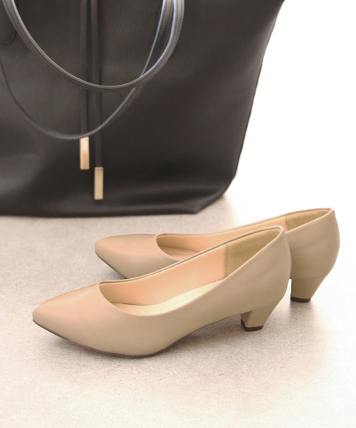 menue(メヌエ)の「freely(フリーリー) 幅広 4E ポインテッドトゥ 5cmヒールパンプス(パンプス・レディース・ブラウン/アイボリー/スモークピンク/ホワイト/ブラック系その他2/ブラック/ブルー/ピンクベージュ/ライトグレー/ブラウン系その他/グレイッシュベージュ/ブラック系その他/グレー/レンガ/ブルー系その他/レッド系その他/ピンク系その他/ブラック系その他3/ブラック系その他4/ベージュ/パイソン/シルバー/ブラウン系その他2/グレー系その他/ラベンダー/グレー系その他2/ブラック系その他5/ホワイト系その他・22.0cm/23.0cm/25.0cm/26.0cm/24.5cm/22.5cm/23.5cm/24.0cm/21.5cm/25.5cm/27.0cm/26.5cm)」の18枚目の写真