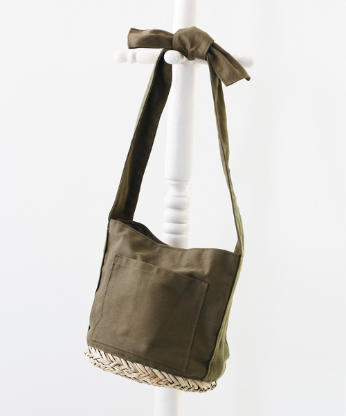 classicalelf（クラシカルエルフ）の「ラフリボン×カゴ　コンビ トートショルダーかごバッグ（かごバッグ・レディース・ブラック/カーキ/インディゴブルー/アイボリー・ONE SIZE）」の4枚目の写真