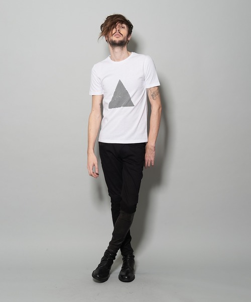 NO ID.（ノーアイディ）の「【NO ID.】Triangle Print Crew Neck T-shirt / トライアングル プリント クルー ネック Tシャツ（Tシャツ/カットソー・メンズ・ライトグレー/ホワイト/ブラック・1/2）」の2枚目の写真