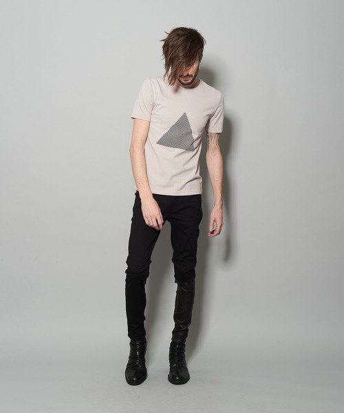 NO ID.（ノーアイディ）の「【NO ID.】Triangle Print Crew Neck T-shirt / トライアングル プリント クルー ネック Tシャツ（Tシャツ/カットソー・メンズ・ライトグレー/ホワイト/ブラック・1/2）」の3枚目の写真