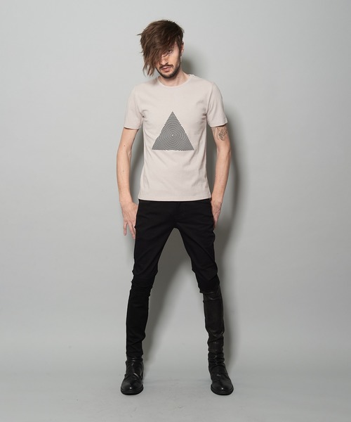 NO ID.（ノーアイディ）の「【NO ID.】Triangle Print Crew Neck T-shirt / トライアングル プリント クルー ネック Tシャツ（Tシャツ/カットソー・メンズ・ライトグレー/ホワイト/ブラック・1/2）」の9枚目の写真