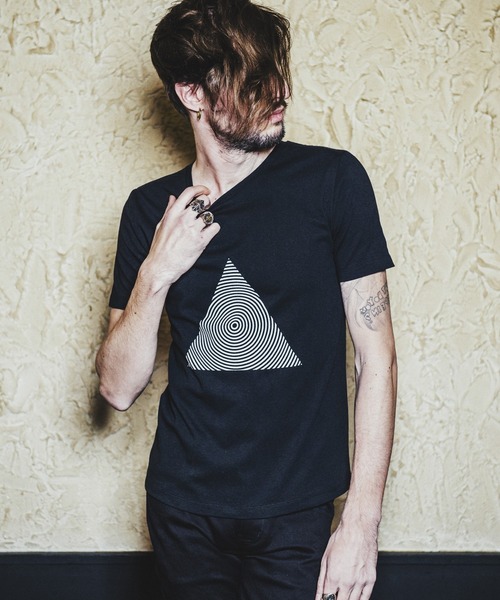 NO ID.（ノーアイディ）の「【NO ID.】Triangle Print Crew Neck T-shirt / トライアングル プリント クルー ネック Tシャツ（Tシャツ/カットソー・メンズ・ライトグレー/ホワイト/ブラック・1/2）」の5枚目の写真