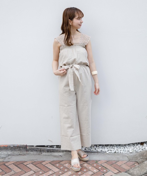 flower（フラワー）の「フルブルームロンパース（つなぎ/オールインワン・レディース・カーキ/アイボリー・FREE）」の2枚目の写真