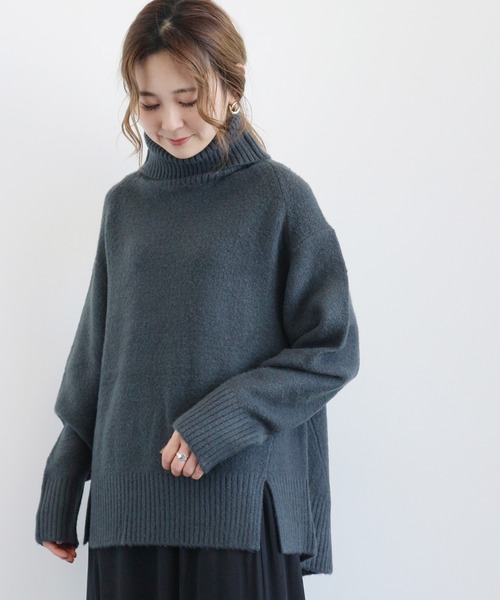 AMERICAN HOLIC（アメリカンホリック）の「タートルネック裾スリットニットチュニック（ニット/セーター・レディース・グレイッシュベージュ/杢グレー/パープル/オフホワイト/チャコールグレー・MEDIUM/LARGE）」の2枚目の写真