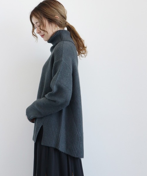 AMERICAN HOLIC（アメリカンホリック）の「タートルネック裾スリットニットチュニック（ニット/セーター・レディース・グレイッシュベージュ/杢グレー/パープル/オフホワイト/チャコールグレー・MEDIUM/LARGE）」の14枚目の写真