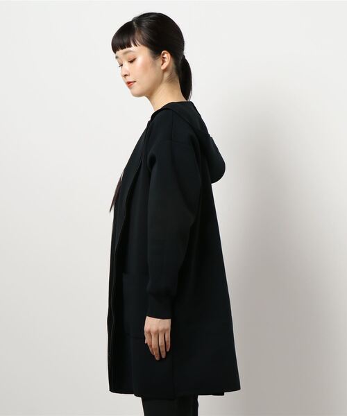 COMME CA ISM（コムサイズム）の「スムース編み スリット入り ニット パーカ（パーカー・レディース・ブラック/カーキ/アイボリー/イエロー×グリーン・FREE）」の5枚目の写真