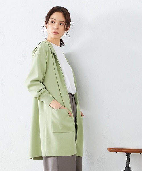 COMME CA ISM（コムサイズム）の「スムース編み スリット入り ニット パーカ（パーカー・レディース・ブラック/カーキ/アイボリー/イエロー×グリーン・FREE）」の4枚目の写真