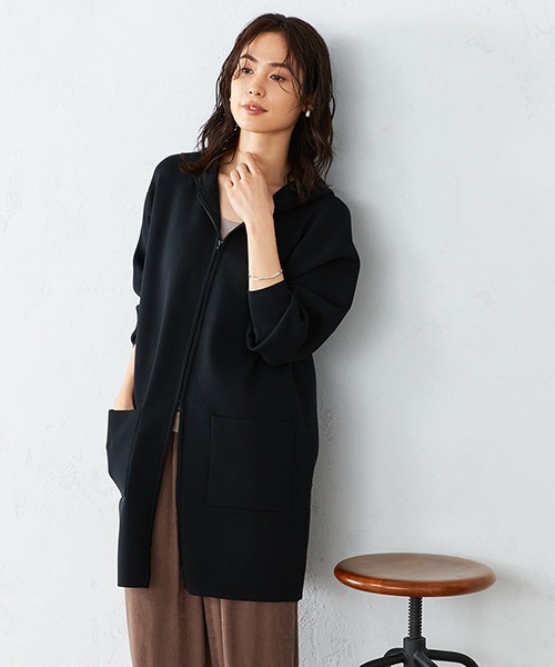 COMME CA ISM（コムサイズム）の「スムース編み スリット入り ニット パーカ（パーカー・レディース・ブラック/カーキ/アイボリー/イエロー×グリーン・FREE）」の3枚目の写真