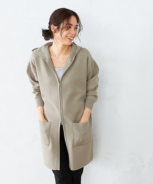 COMME CA ISM（コムサイズム）の「スムース編み スリット入り ニット パーカ（パーカー・レディース・ブラック/カーキ/アイボリー/イエロー×グリーン・FREE）」の19枚目の写真