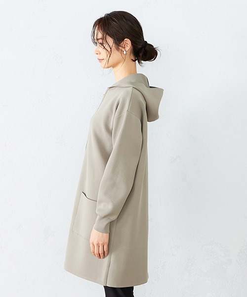 COMME CA ISM（コムサイズム）の「スムース編み スリット入り ニット パーカ（パーカー・レディース・ブラック/カーキ/アイボリー/イエロー×グリーン・FREE）」の20枚目の写真