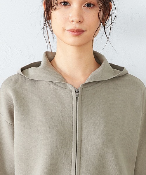 COMME CA ISM（コムサイズム）の「スムース編み スリット入り ニット パーカ（パーカー・レディース・ブラック/カーキ/アイボリー/イエロー×グリーン・FREE）」の22枚目の写真