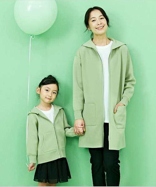 COMME CA ISM（コムサイズム）の「スムース編み スリット入り ニット パーカ（パーカー・レディース・ブラック/カーキ/アイボリー/イエロー×グリーン・FREE）」の8枚目の写真