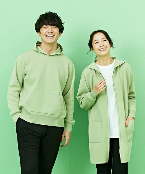 COMME CA ISM（コムサイズム）の「スムース編み スリット入り ニット パーカ（パーカー・レディース・ブラック/カーキ/アイボリー/イエロー×グリーン・FREE）」の9枚目の写真