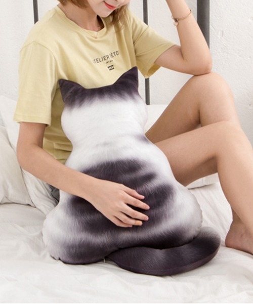 aimoha(アイモハ)の「猫背中柄クッション抱き枕(その他雑貨・レディース・ブラック系2/ダークブラウン系1/オレンジ系1/ホワイト系1/ホワイト系2/ブラック系1/ピンク・MEDIUM)」の2枚目の写真
