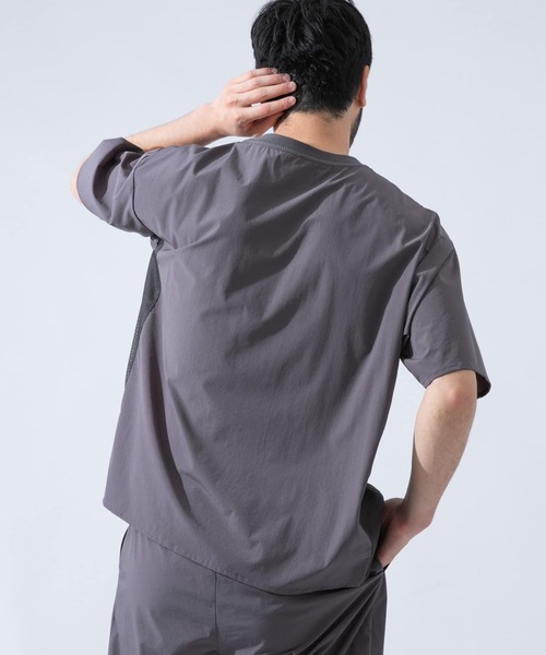 URBAN RESEARCH ROSSO MEN(アーバンリサーチロッソメン)の「メッシュ切替アクティブTシャツ(Tシャツ/カットソー・メンズ・ブラック/チャコールグレー・MEDIUM/LARGE)」の4枚目の写真