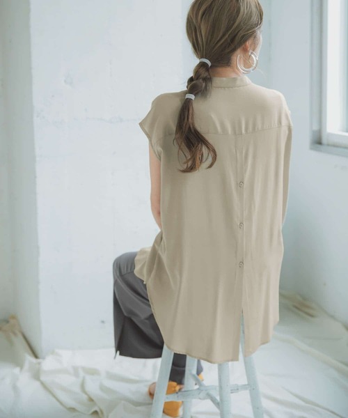 ITEMS URBANRESEARCH（アイテムズ アーバンリサーチ）の「バックボタンシャツ（シャツ/ブラウス・レディース・チャコールグレー/ベージュ/ライトカーキ/グレー系その他・FREE）」の15枚目の写真