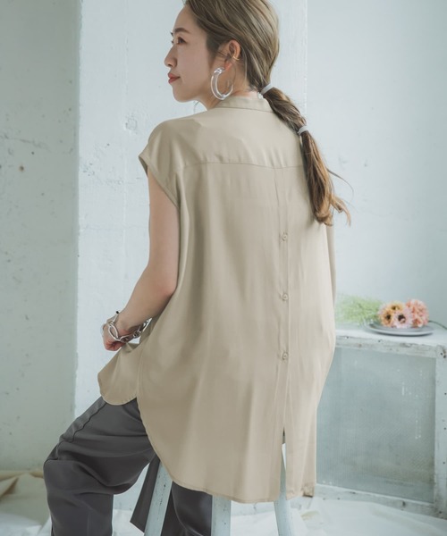 ITEMS URBANRESEARCH（アイテムズ アーバンリサーチ）の「バックボタンシャツ（シャツ/ブラウス・レディース・チャコールグレー/ベージュ/ライトカーキ/グレー系その他・FREE）」の17枚目の写真