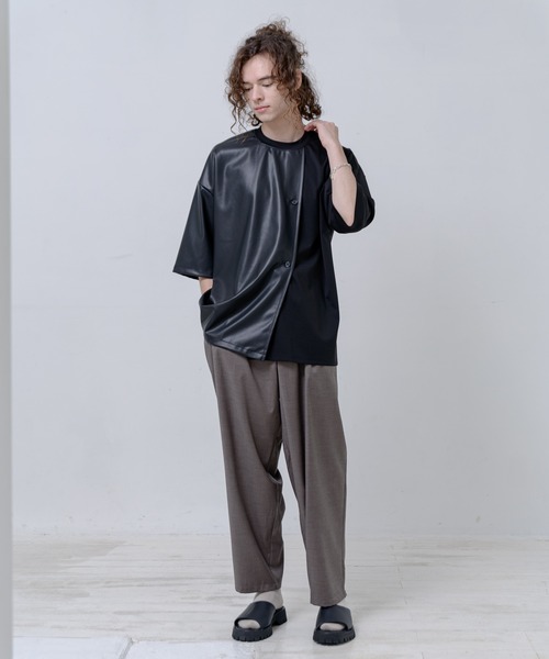 Alcindor Materials（アルシンダーマテリアルズ）の「synthetic leather poncho T-shirts/シンセティックレザーポンチョT（Tシャツ/カットソー・メンズ・ブラック・MEDIUM/LARGE）」の2枚目の写真