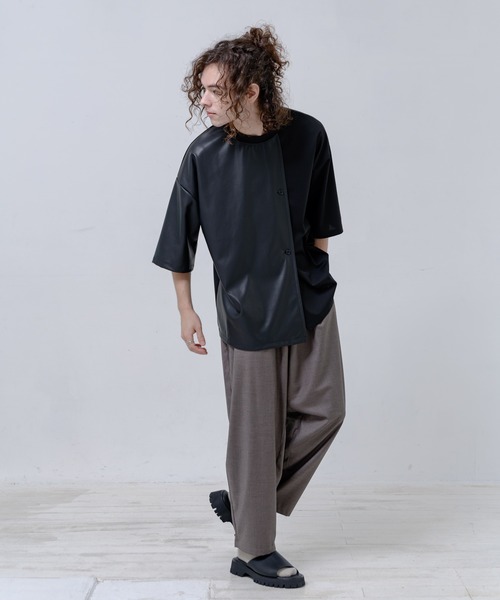 Alcindor Materials（アルシンダーマテリアルズ）の「synthetic leather poncho T-shirts/シンセティックレザーポンチョT（Tシャツ/カットソー・メンズ・ブラック・MEDIUM/LARGE）」の3枚目の写真