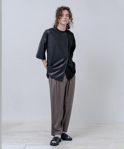 Alcindor Materials（アルシンダーマテリアルズ）の「synthetic leather poncho T-shirts/シンセティックレザーポンチョT（Tシャツ/カットソー・メンズ・ブラック・MEDIUM/LARGE）」の4枚目の写真