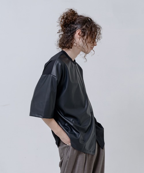 Alcindor Materials（アルシンダーマテリアルズ）の「synthetic leather poncho T-shirts/シンセティックレザーポンチョT（Tシャツ/カットソー・メンズ・ブラック・MEDIUM/LARGE）」の7枚目の写真