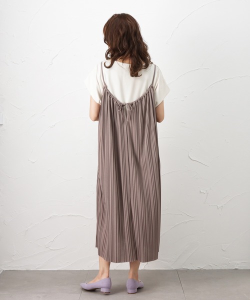NAVY（ネイビー）の「プリーツキャミワンピース（ワンピース・レディース・ベージュ/ブラウン/ブルー・M/L）」の19枚目の写真