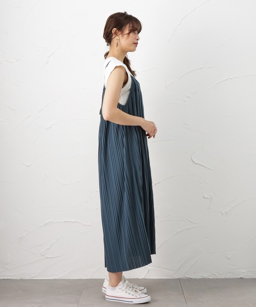 NAVY（ネイビー）の「プリーツキャミワンピース（ワンピース・レディース・ベージュ/ブラウン/ブルー・M/L）」の7枚目の写真