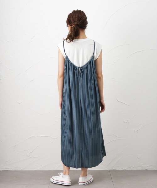 NAVY（ネイビー）の「プリーツキャミワンピース（ワンピース・レディース・ベージュ/ブラウン/ブルー・M/L）」の5枚目の写真