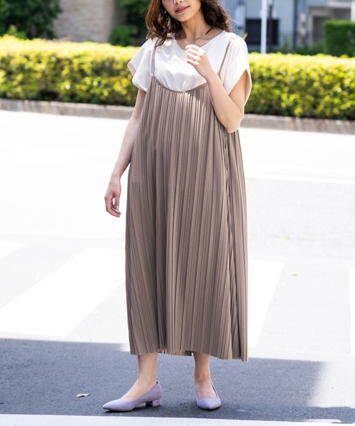 NAVY（ネイビー）の「プリーツキャミワンピース（ワンピース・レディース・ベージュ/ブラウン/ブルー・M/L）」の4枚目の写真