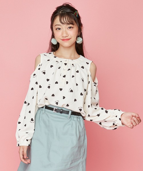 JENNI love（ジェニィラブ）の「ハート総柄肩あきブラウス（シャツ/ブラウス・キッズ・ブラック/オフホワイト・130cm/140cm/150cm/160cm）」の2枚目の写真