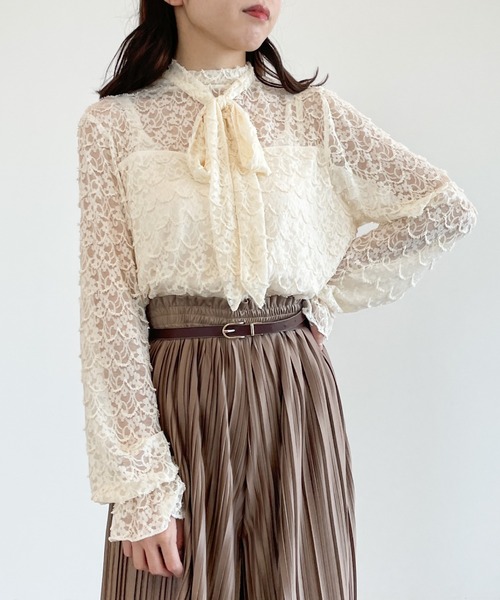 Areeam（アリーム）の「主役になるリボンレーストップス（シャツ/ブラウス・レディース・ベージュ/アイボリー・FREE）」の2枚目の写真